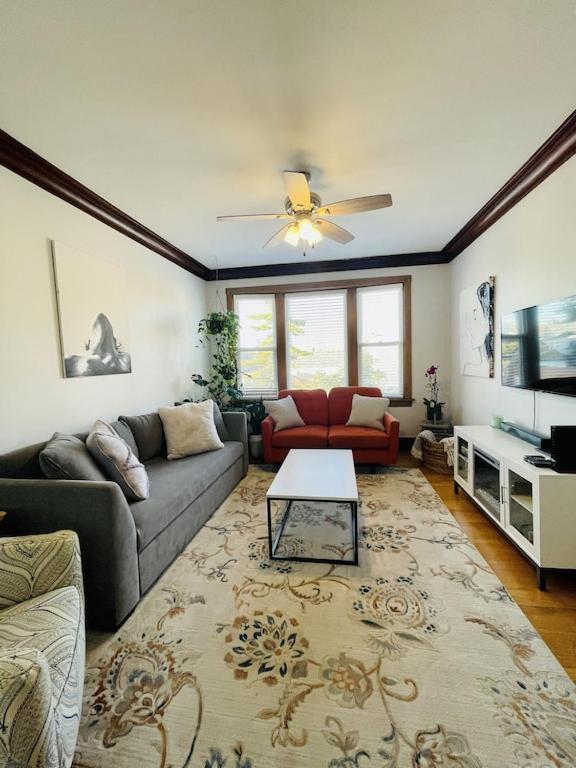 The Karlov. Gorgeous ,spacious 2bd/ 1ba W/ Parking Apartment Chicago