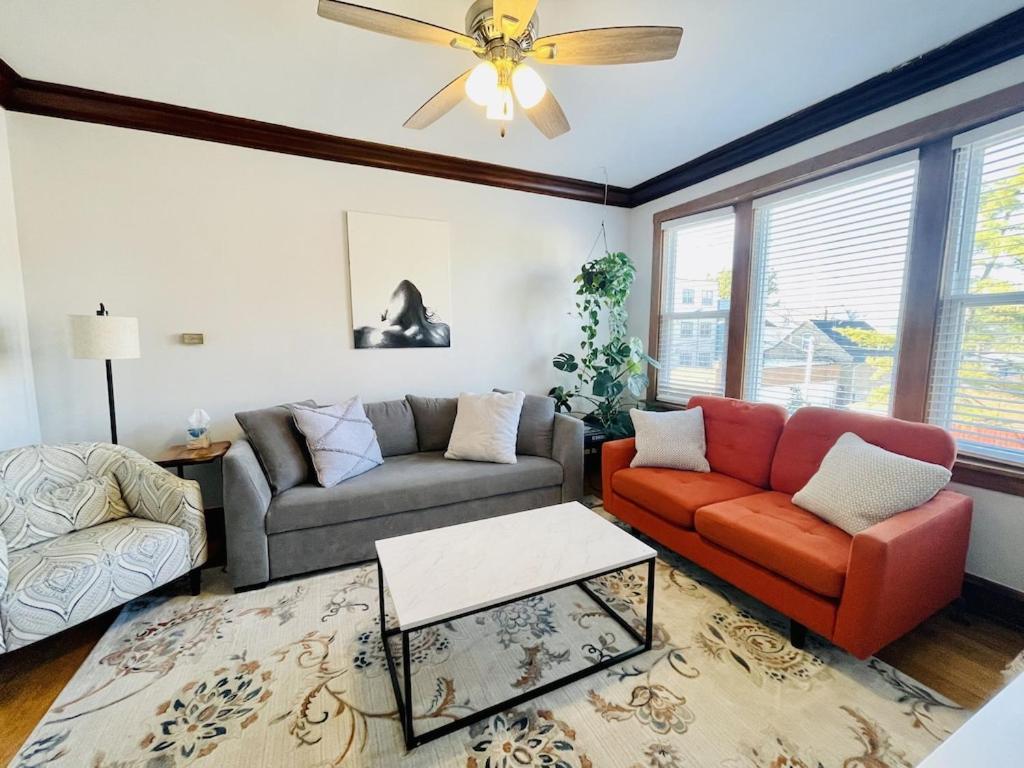 The Karlov. Gorgeous ,spacious 2bd/ 1ba W/ Parking Apartment *