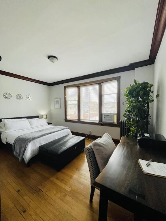 Apartment The Karlov. Gorgeous ,spacious 2bd/ 1ba W/ Parking Chicago