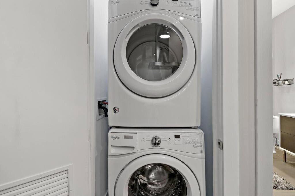 1-bedroom Minimalist Apt With Laundry - Crosby 204 *