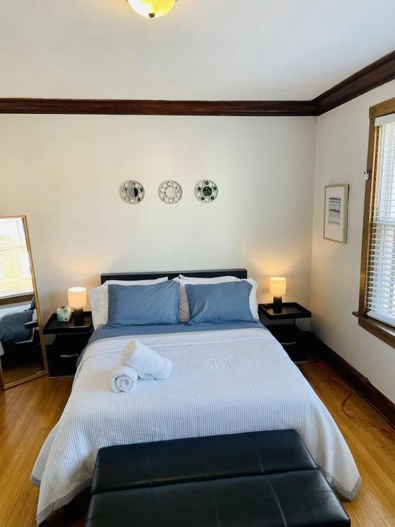 The Karlov. Gorgeous ,spacious 2bd/ 1ba W/ Parking * Chicago