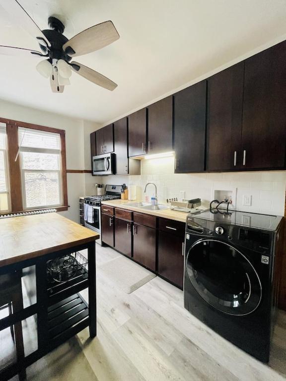 The Karlov. Gorgeous ,spacious 2bd/ 1ba W/ Parking * Chicago