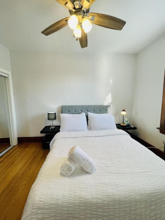 The Karlov. Gorgeous ,spacious 2bd/ 1ba W/ Parking Chicago
