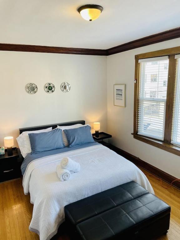 The Karlov. Gorgeous ,spacious 2bd/ 1ba W/ Parking * Chicago