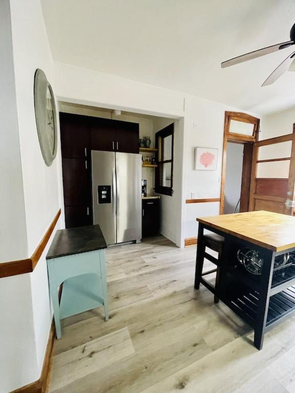 The Karlov. Gorgeous ,spacious 2bd/ 1ba W/ Parking Chicago