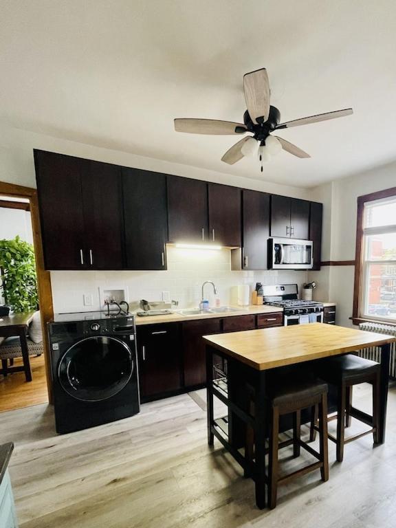 Apartment The Karlov. Gorgeous ,spacious 2bd/ 1ba W/ Parking Chicago