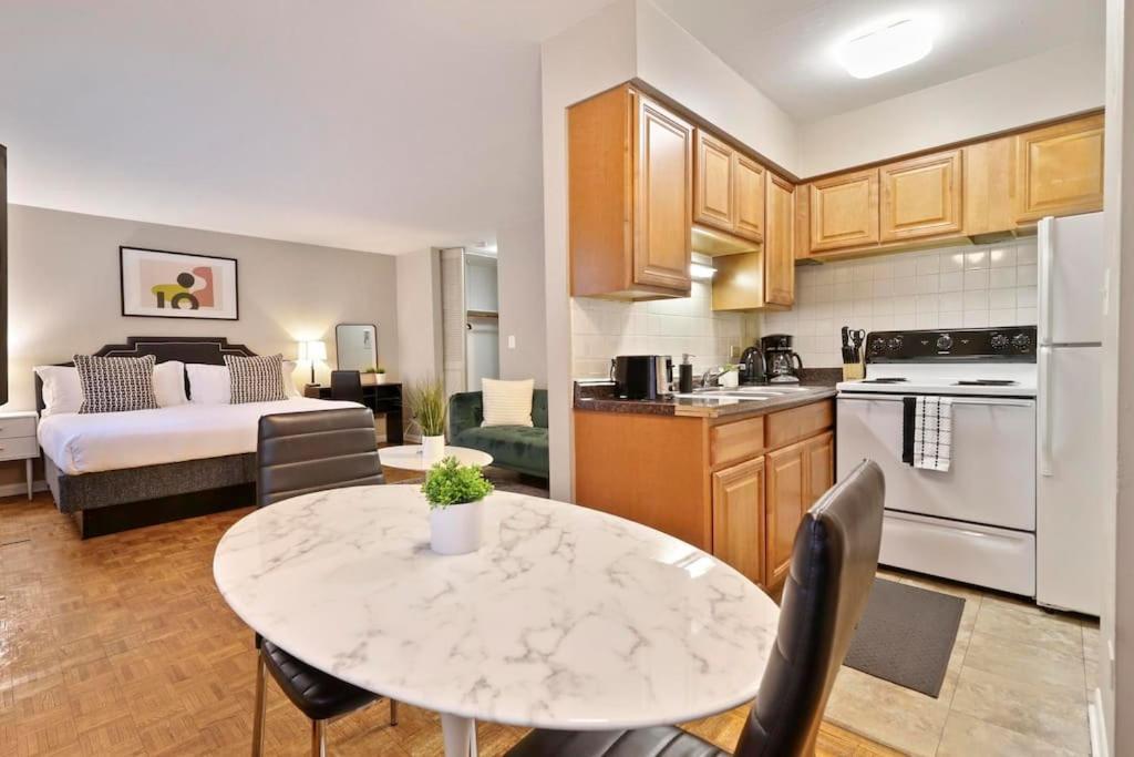 Fully Furnished Studio Apt In Lakeview - Oakdale 206 Apartment *