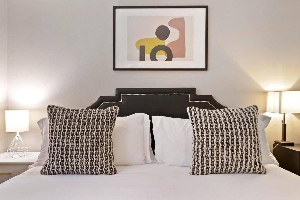 Fully Furnished Studio Apt In Lakeview - Oakdale 206 *
