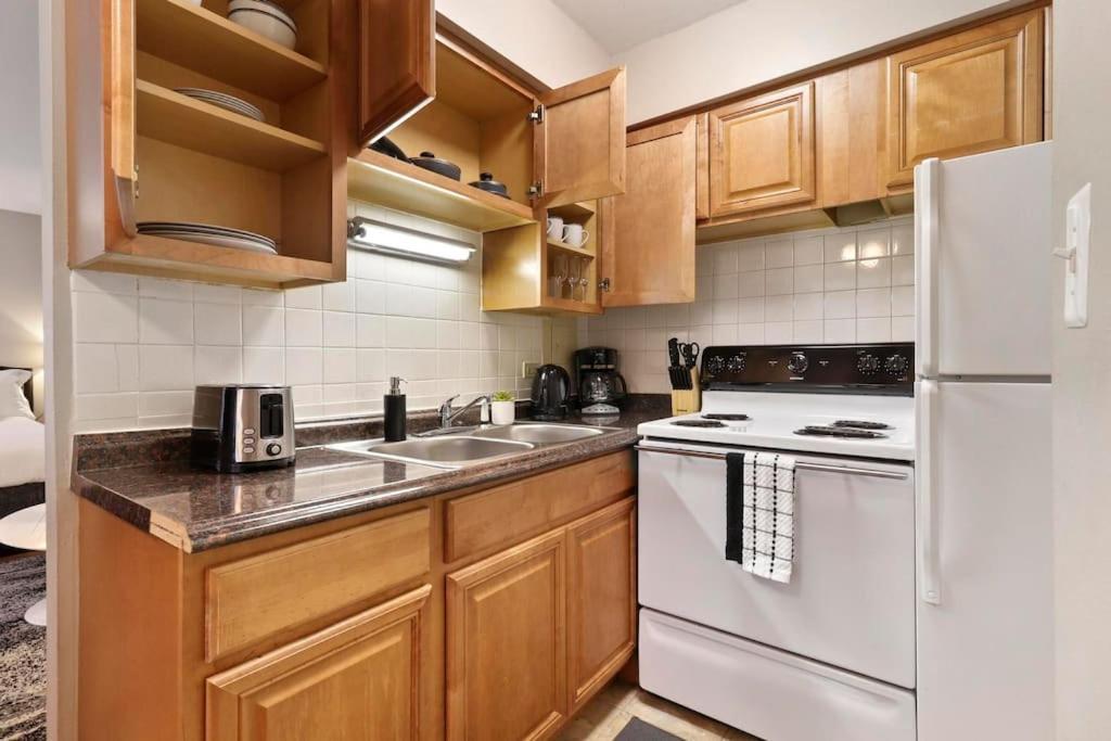 Fully Furnished Studio Apt In Lakeview - Oakdale 206 *