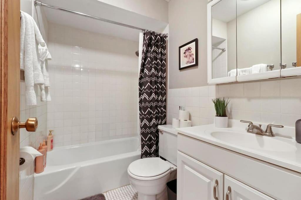 Fully Furnished Studio Apt In Lakeview - Oakdale 206 Apartment *