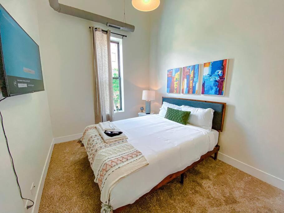 Mccormick Place 3br-2ba Unit With Optional Parking - Sleeps 8 Chicago