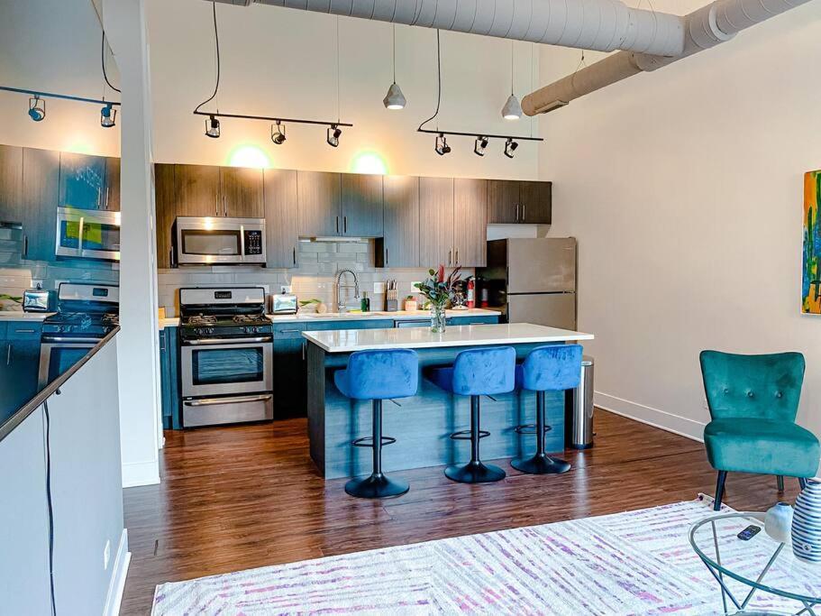 Mccormick Place 3br-2ba Unit With Optional Parking - Sleeps 8 Apartment Chicago