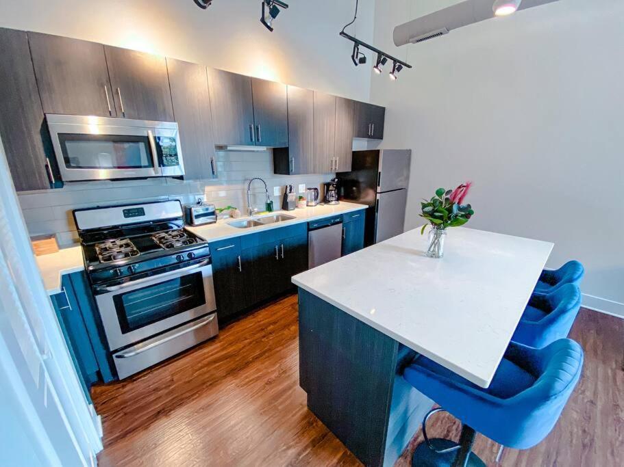 Mccormick Place 3br-2ba Unit With Optional Parking - Sleeps 8