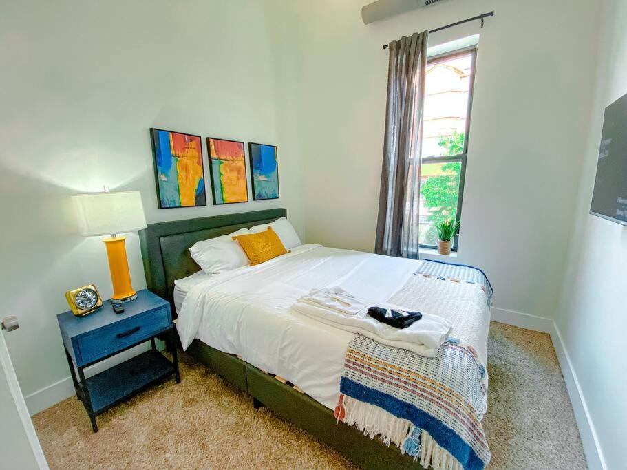 Mccormick Place 3br-2ba Unit With Optional Parking - Sleeps 8 Apartment Chicago