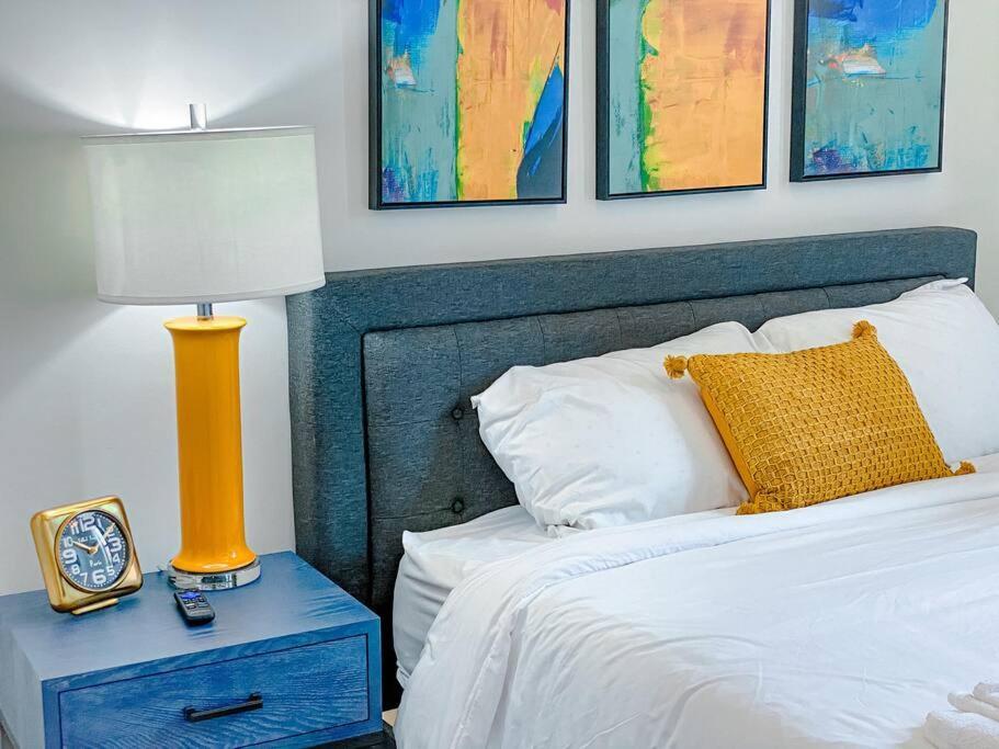 Apartment Mccormick Place 3br-2ba Unit With Optional Parking - Sleeps 8 *