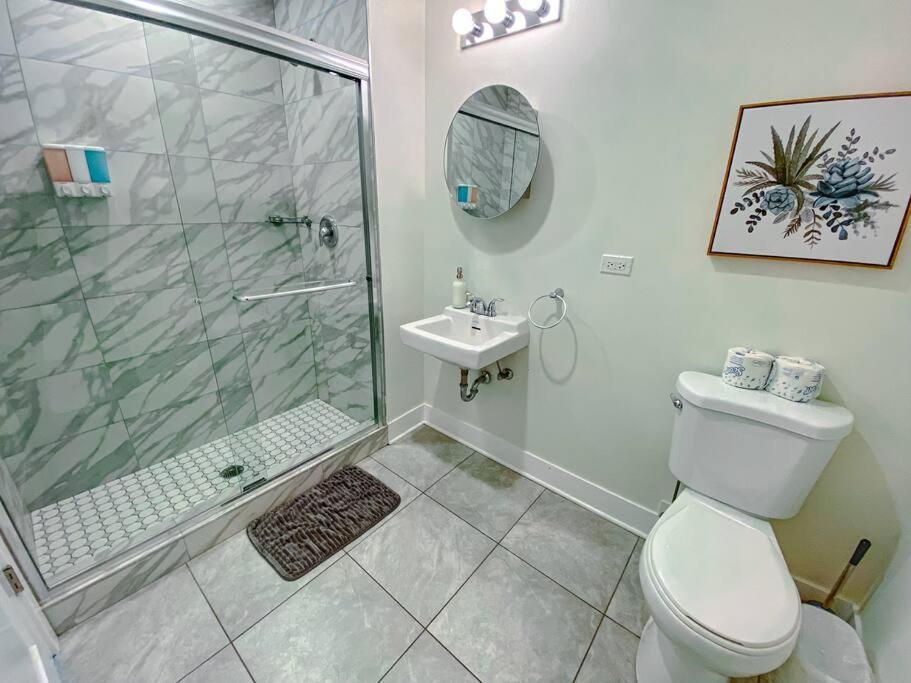 Apartment Mccormick Place 3br-2ba Unit With Optional Parking - Sleeps 8