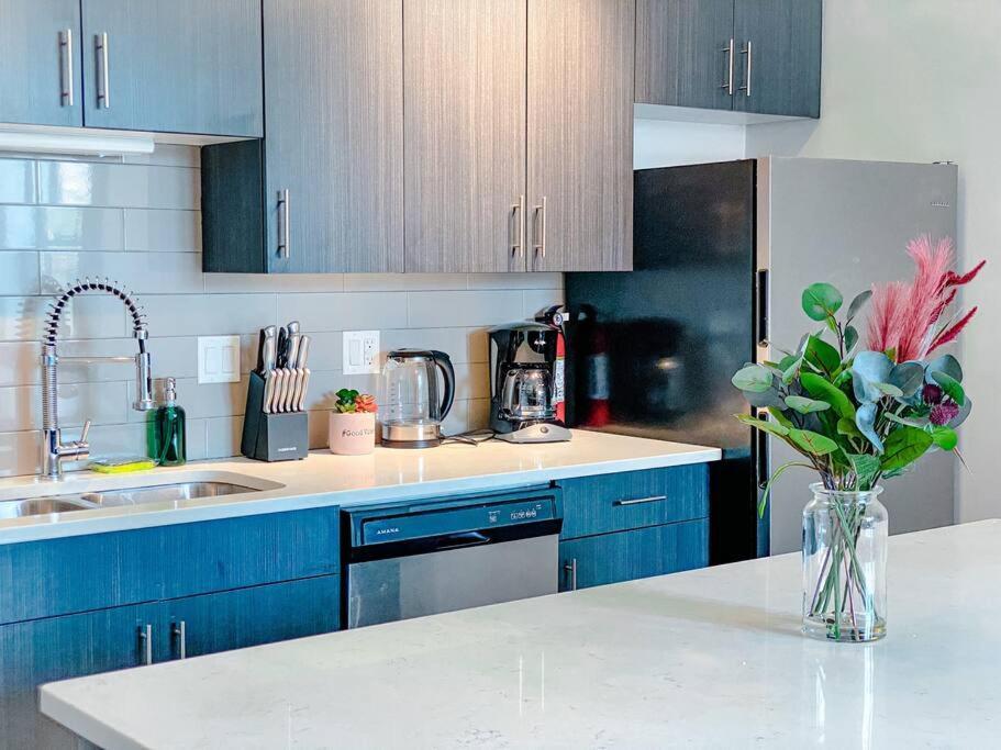 Mccormick Place 3br-2ba Unit With Optional Parking - Sleeps 8