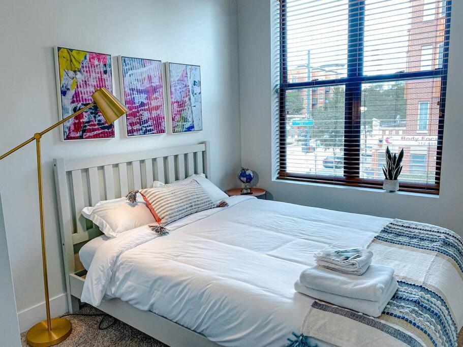 Mccormick Place 3br-2ba Unit With Optional Parking - Sleeps 8 Apartment *