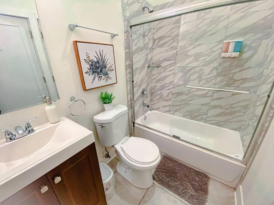 Mccormick Place 3br-2ba Unit With Optional Parking - Sleeps 8 Chicago