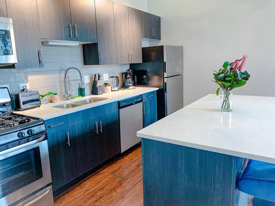 Mccormick Place 3br-2ba Unit With Optional Parking - Sleeps 8 Apartment *