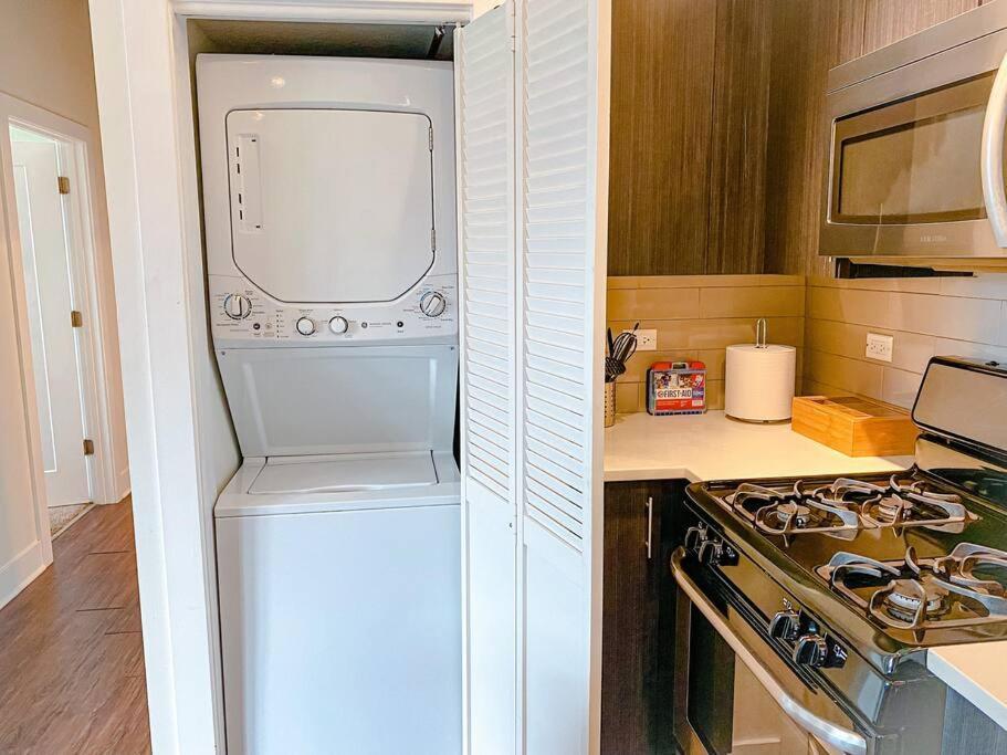 Mccormick Place 3br-2ba Unit With Optional Parking - Sleeps 8 *