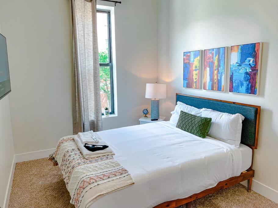 Mccormick Place 3br-2ba Unit With Optional Parking - Sleeps 8 Apartment Chicago