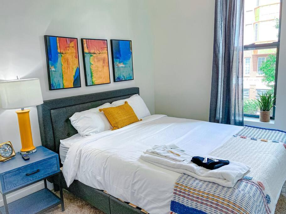 Mccormick Place 3br-2ba Unit With Optional Parking - Sleeps 8 Apartment Chicago