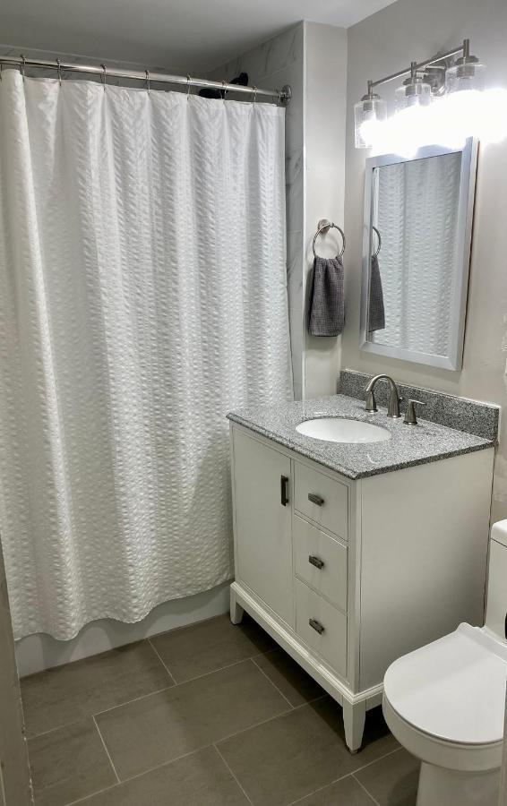 Apartment Lincoln Park With Backyard!