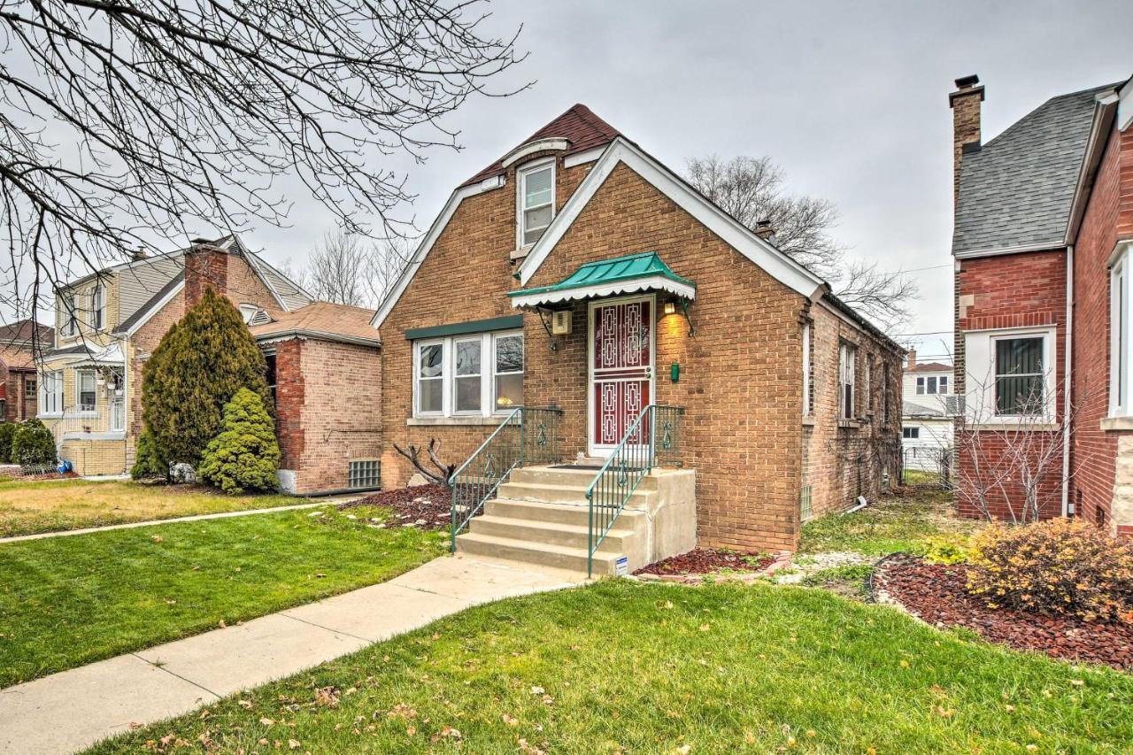 With Spacious Yard 14 Mi To Dtwn *