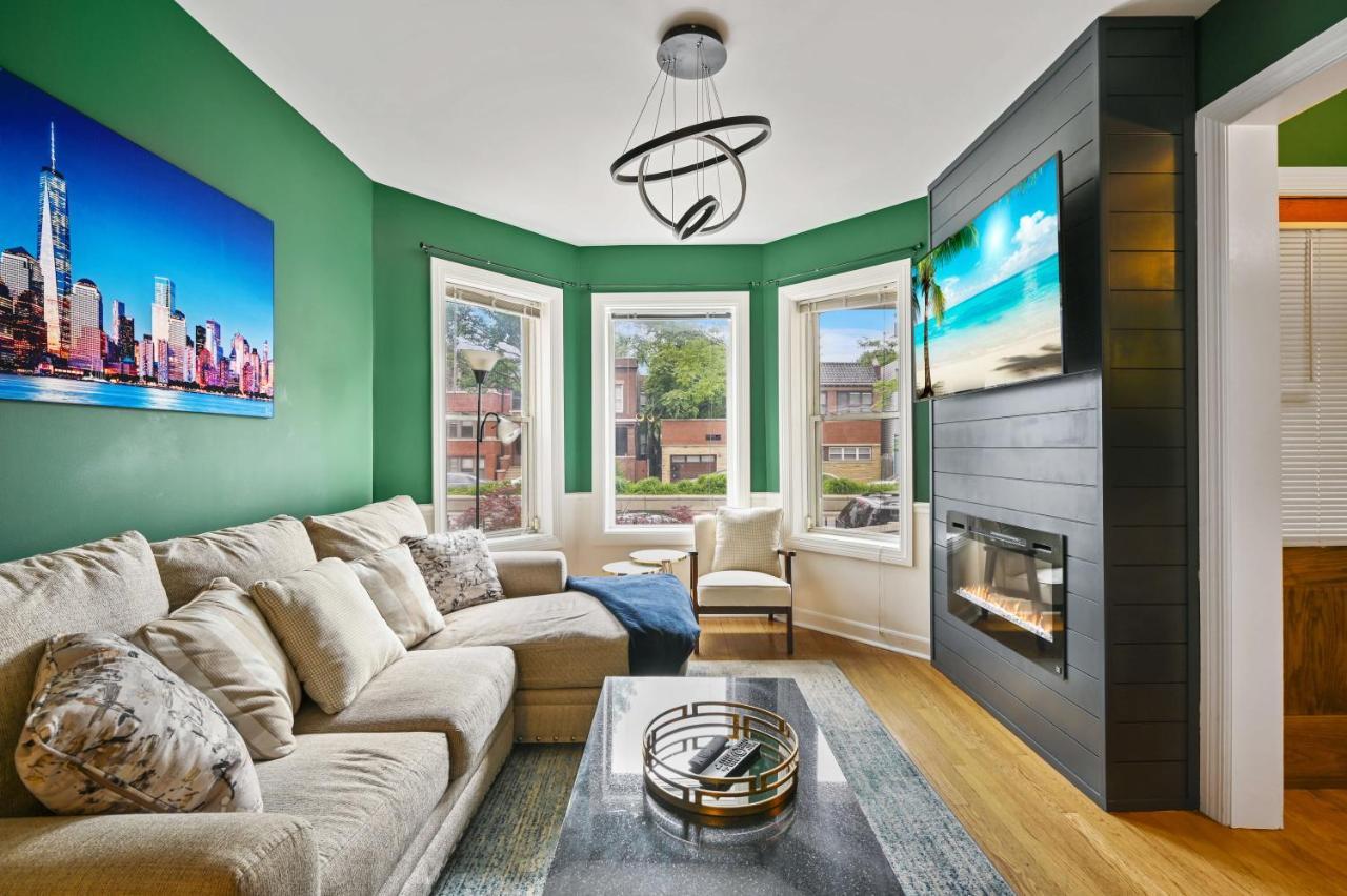 2 Bed W/ Office, Free Parking, Near Wrigley Apartment *