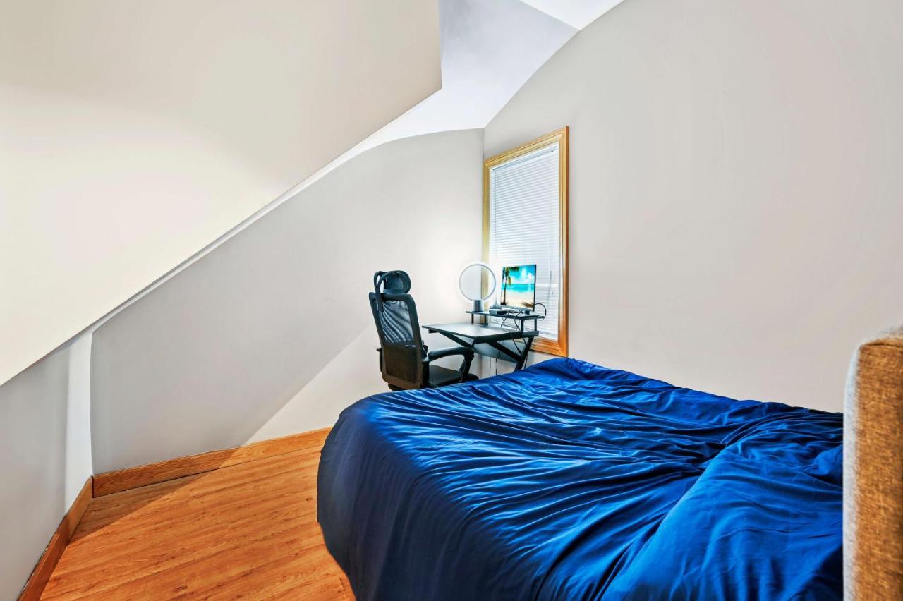 Apartment 2 Bed W/ Office, Free Parking, Near Wrigley Chicago