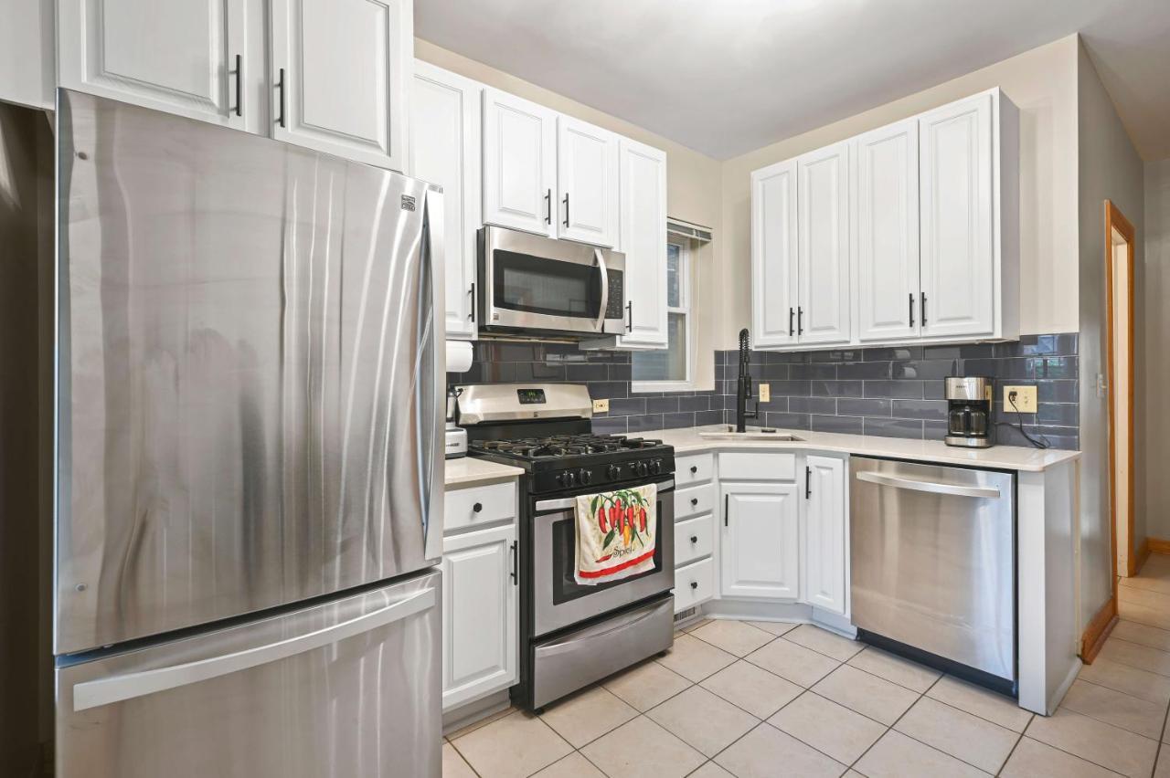 2 Bed W/ Office, Free Parking, Near Wrigley Apartment