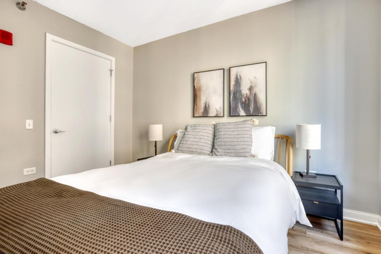 Loop 1br W Gym Pool Lounge 1 Block From L Chi-700 Apartment Chicago