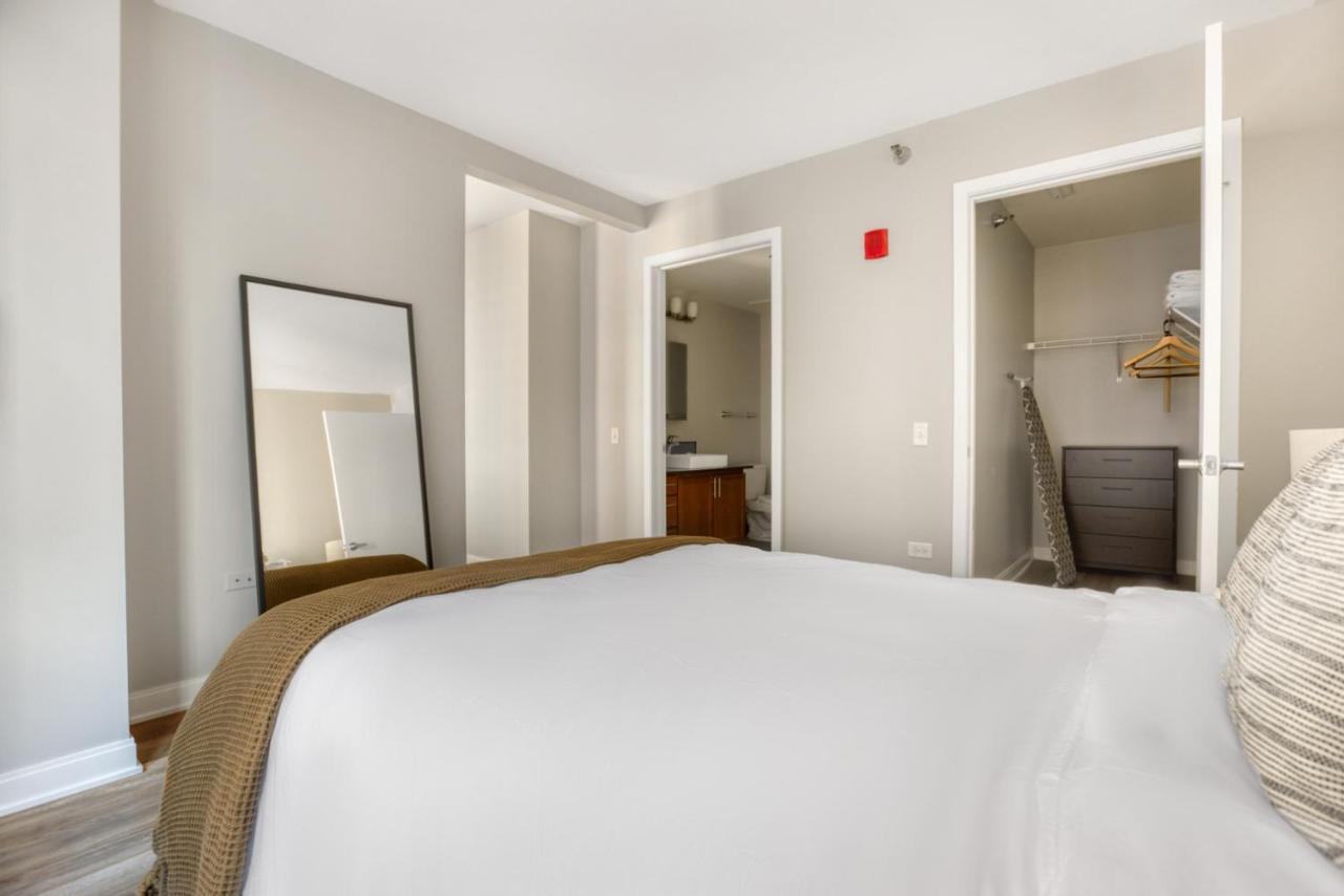 Apartment Loop 1br W Gym Pool Lounge 1 Block From L Chi-700 Chicago