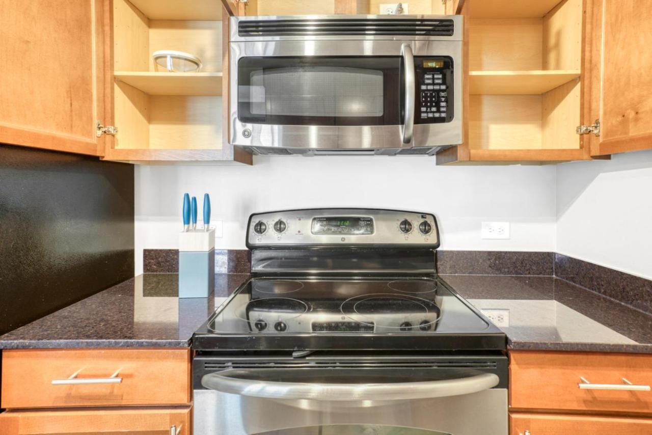 Loop 1br W Gym Pool Lounge 1 Block From L Chi-700 Apartment