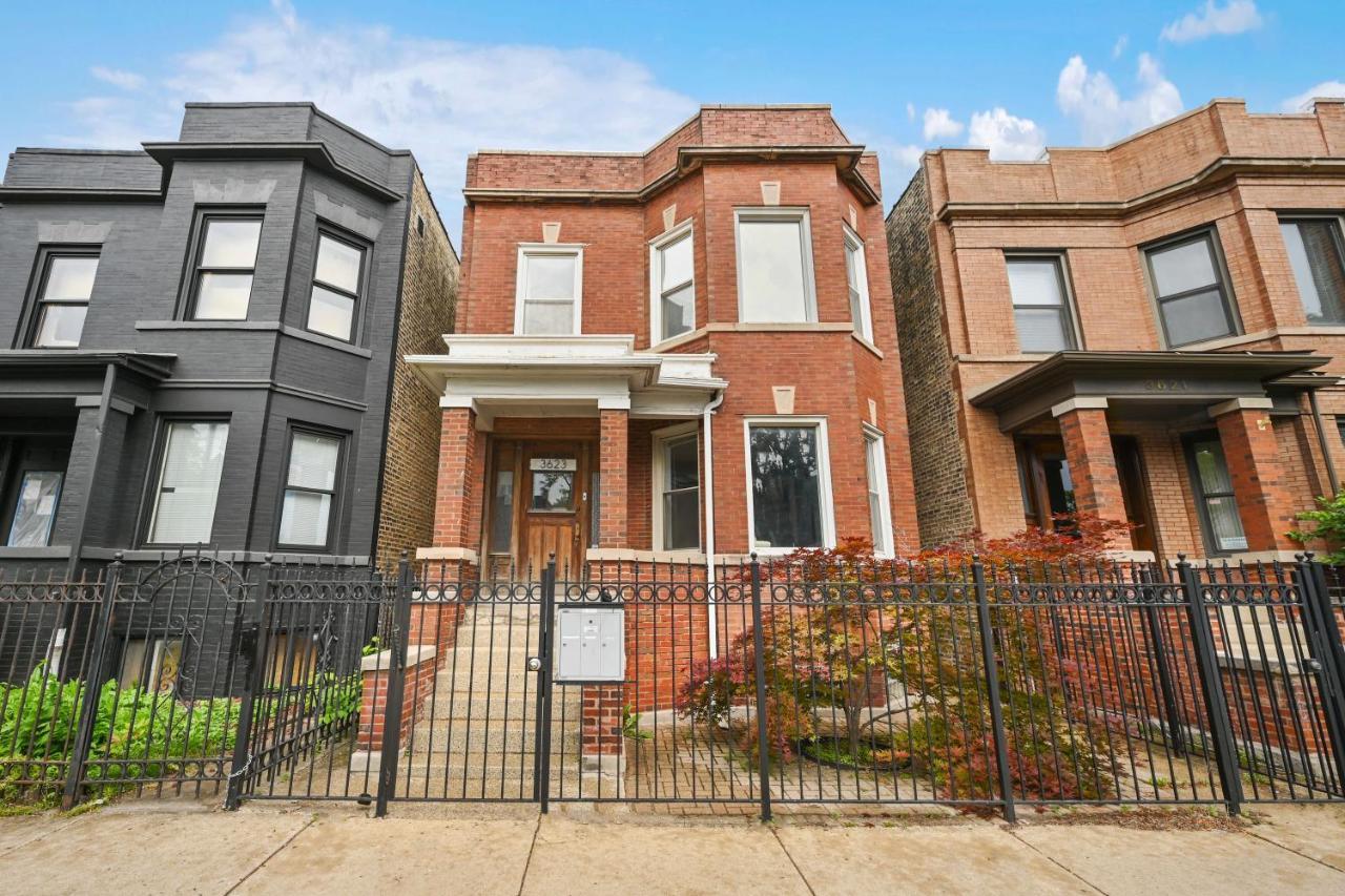 2 Bed W/ Office, Free Parking, Near Wrigley Apartment