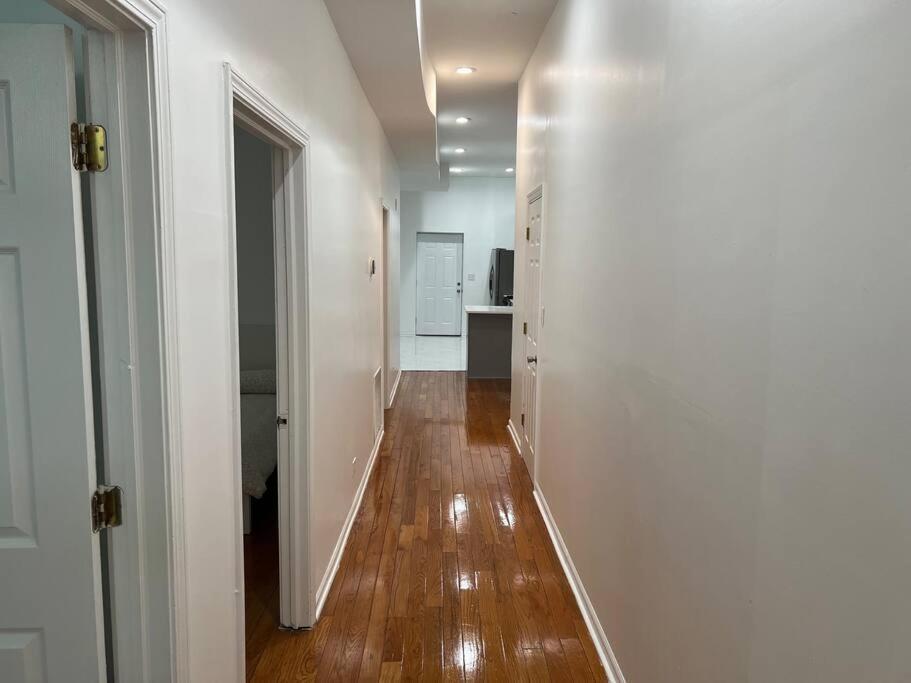 Adorable 2 Bedroom With Free Street Parking *