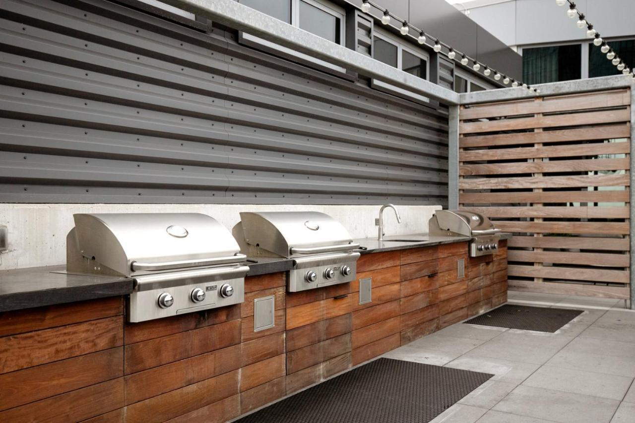 River W W Gym Bbq Nr Blue Line Chi-676