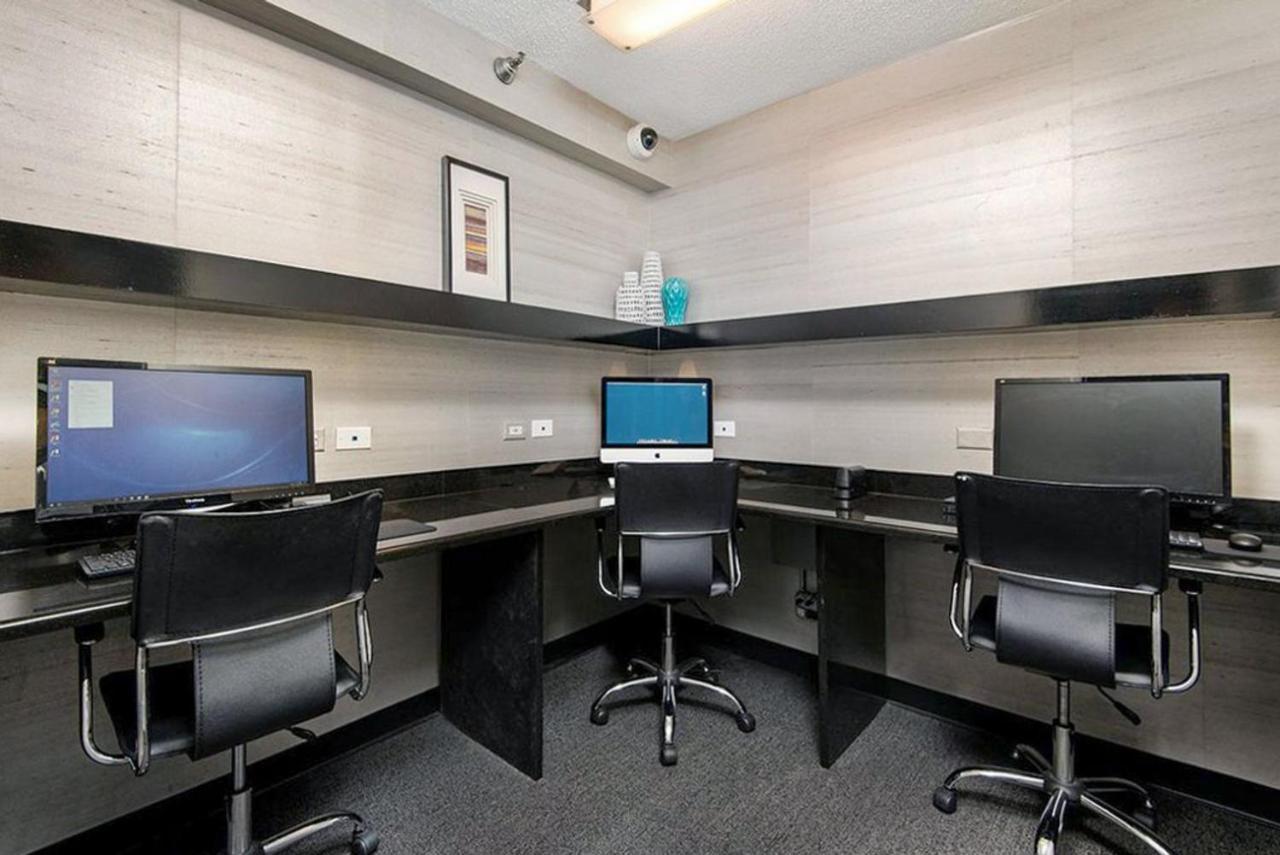 River N 1br W Gym Pool Nr Oak St Chi-270 Apartment *