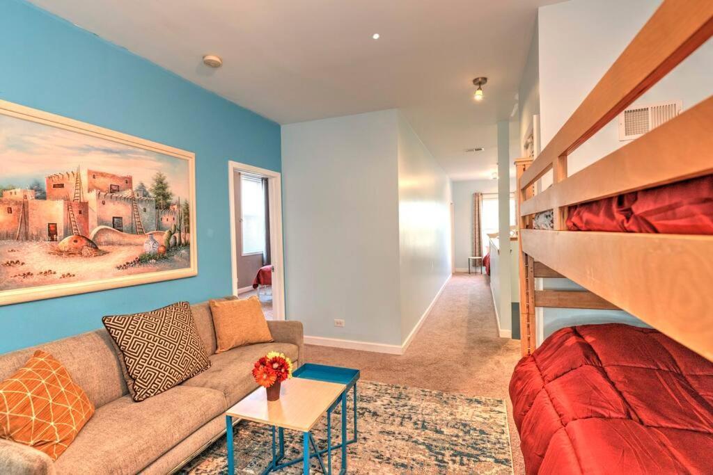 Spacious Row Next Transit Near Downtown W Parking Holiday home
