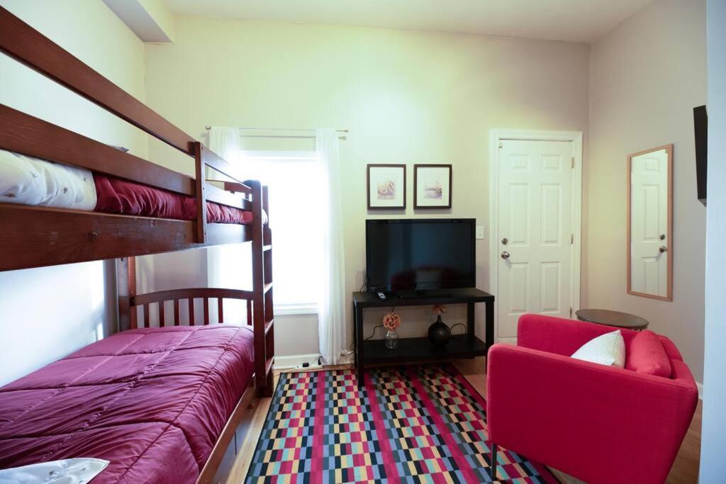 Holiday home Spacious Row Next Transit Near Downtown W Parking *