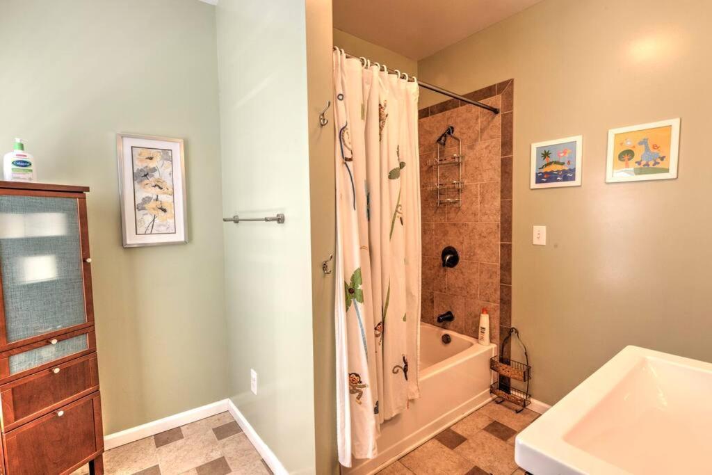 Spacious Row Next Transit Near Downtown W Parking *