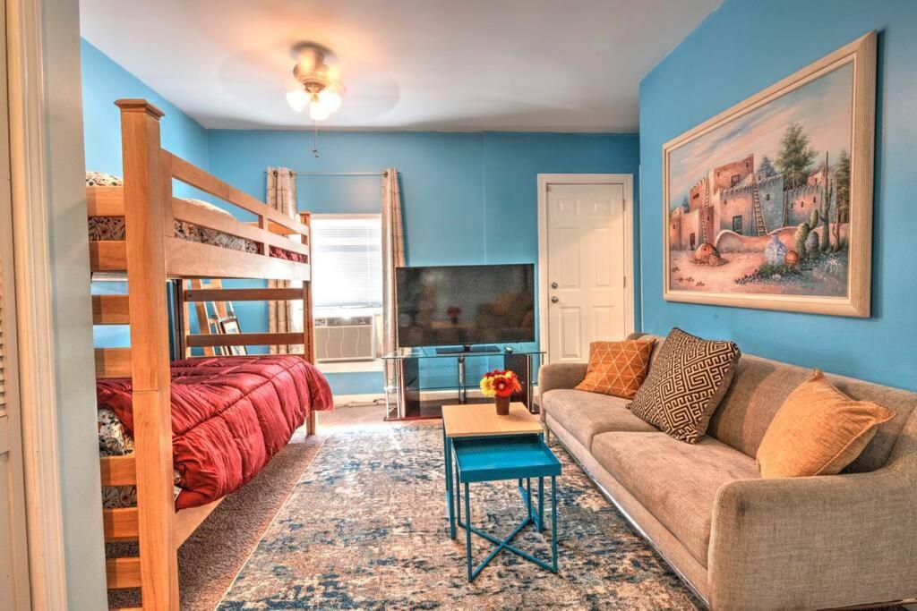 Spacious Row Next Transit Near Downtown W Parking Holiday home *