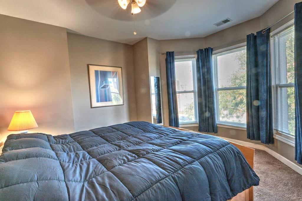 Spacious Row Next Transit Near Downtown W Parking Holiday home Chicago
