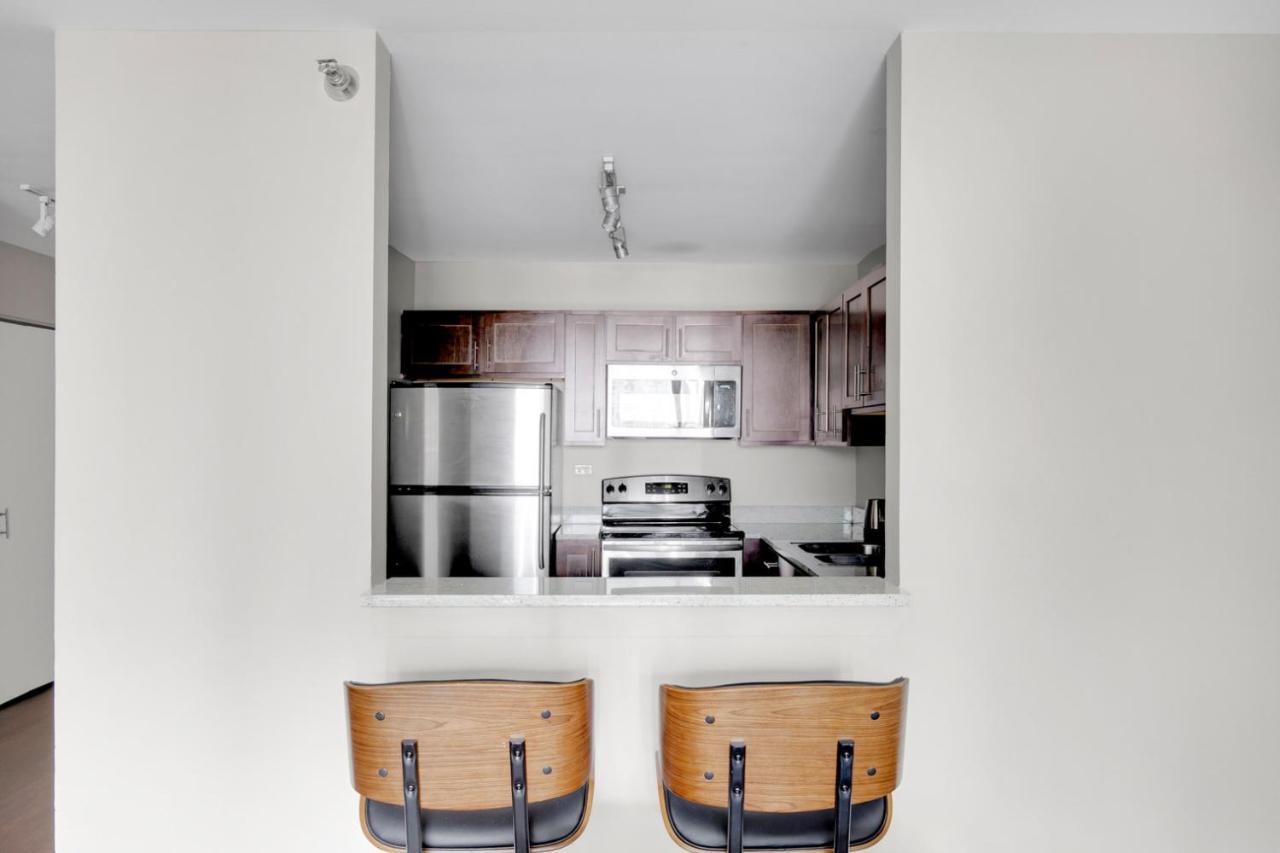 Streeterville 2br W Deck Gym Nr Park Chi-589 Chicago