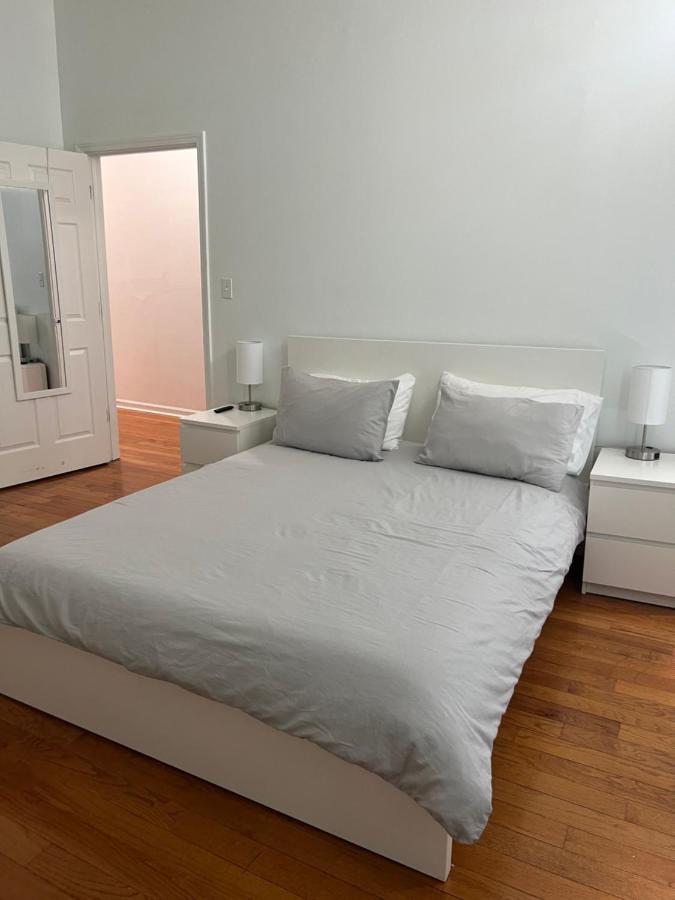 Adorable 2 Bedroom With Free Street Parking Apartment *