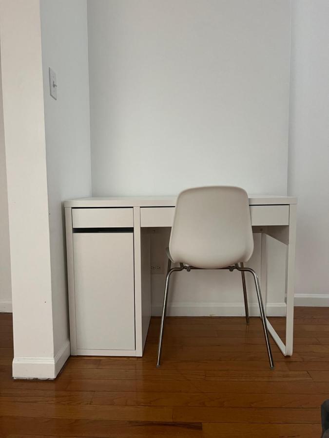 Adorable 2 Bedroom With Free Street Parking Apartment *