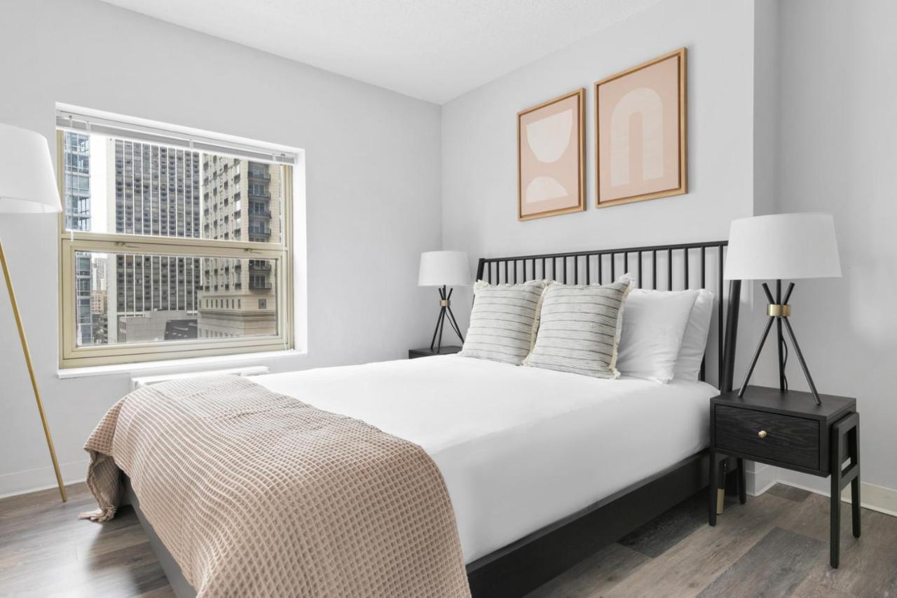 Gold Coast 1br W Deck Gym Lounge 1 Block To L Chi-650 Apartment *