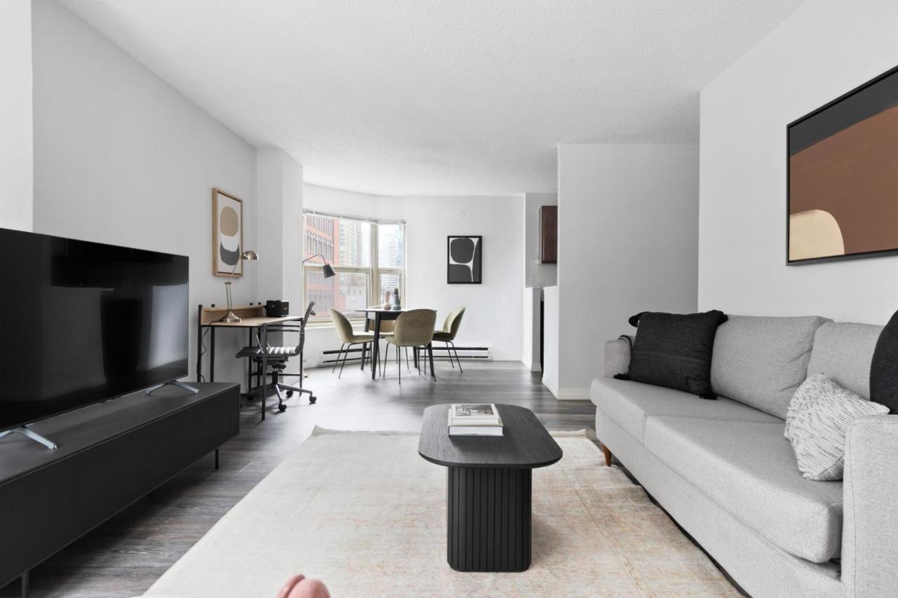 Gold Coast 1br W Deck Gym Lounge 1 Block To L Chi-650 Chicago