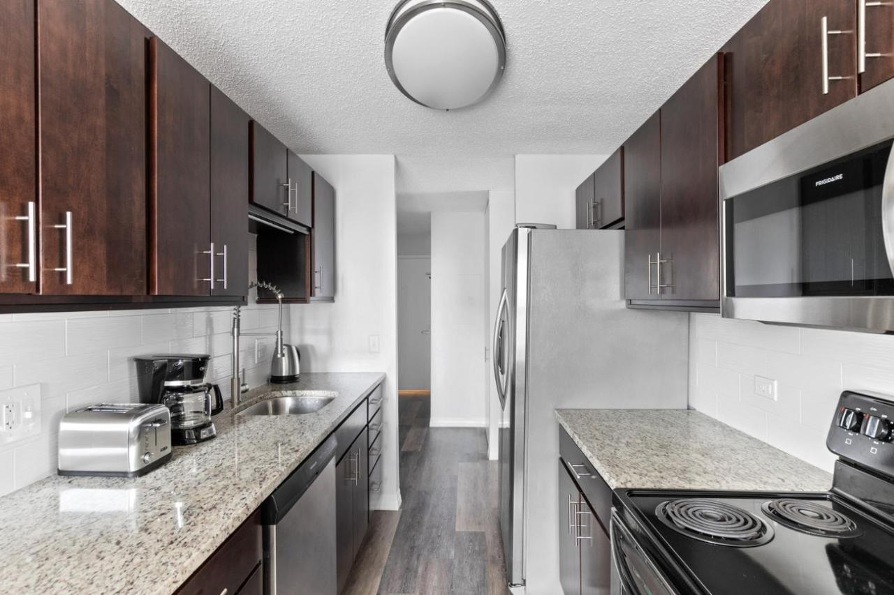 Gold Coast 1br W Deck Gym Lounge 1 Block To L Chi-650